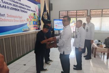 Puluhan anak yang berhadapan dengan hukum di Lapas Loteng dapat remisi