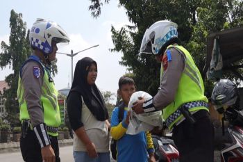 Polres Pemalang Jateng  bagikan helm gratis pada puluhan anak