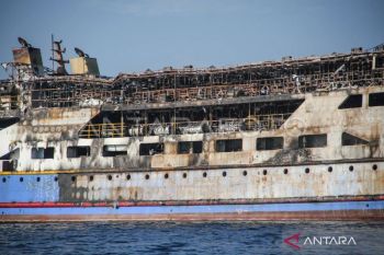 Kondisi terkini KM Barcelona V pasca terbakar di Pantai Talise