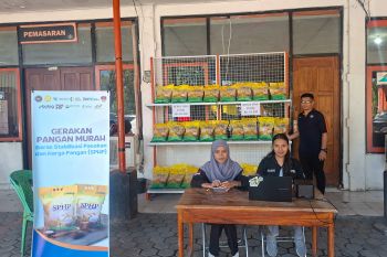 Posindo Kupang menyalurkan 2 ton beras SPHP Gerakan Pangan Murah