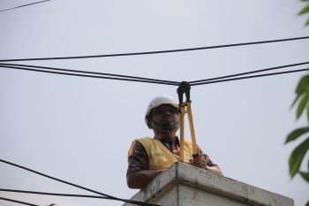 Kabel udara di Jalan Lio Baru Tangerang mulai ditanam ke tanah