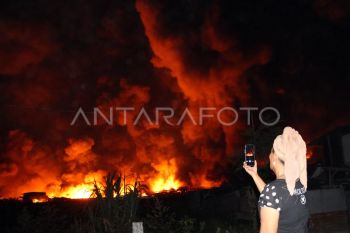Kebakaran pabrik minyak goreng di Medan