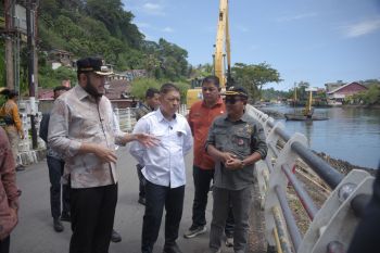 Antisipasi banjir, Wako Fadly Amran tinjau  pengerukan Sungai Batang Arau di Seberang Palinggam