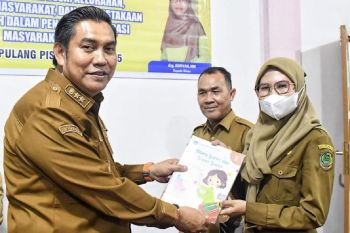 Wakil Bupati Pulang Pisau serahkan 1.000 buku bantuan perpustakaan nasional