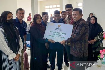 Sekdako Bukittinggi pimpin penyerahan zakat Baznas Rp 107 juta
