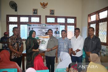 Bulog-DPR RI menyalurkan bantuan pangan beras bagi warga Labuan Bajo