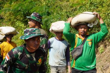 Program  TMMD bangun jalan beton di lereng Sumbing di Temanggung
