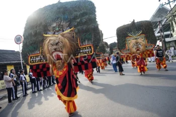 Semarak kirab budaya internasional EBIFF 2025 di Kalimantan Timur