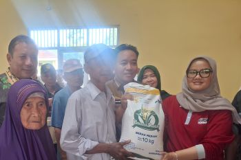 Bupati Lamtim tinjau penyaluran bantuan pangan beras