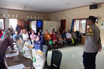 Polres Lingga kawal penyaluran bantuan beras untuk masyarakat
