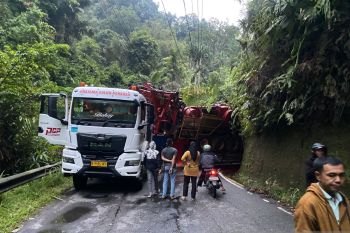 Laka tunggal truk pengangkut alat berat, jalur Bukittinggi-Medan lumpuh