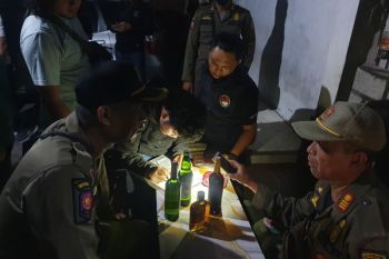 Petugas sita miras hasil razia Warkop Karaoke di Tulungagung