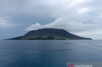Badan Geologi ajak warga patuhi radius bahaya Gunung Ruang Sitaro