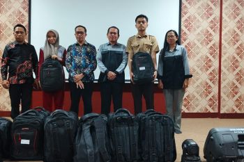 Pemprov Sulbar bantu seragam sekolah siswa kurang mampu