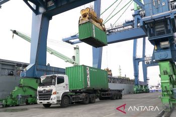 Terminal Peti Kemas  Ambon gunakan derek listrik kurangi emisi dan biaya logistik