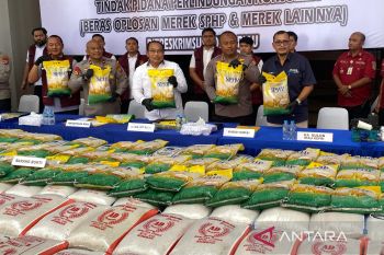 9,7 ton beras oplosan kemas ulang disita Polda Riau