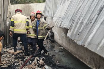 Toko suku cadang motor di Lombok Timur terbakar