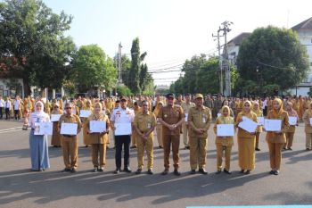 Wali Kota serahkan SK Pensiun 16 PNS Pemkot Tegal