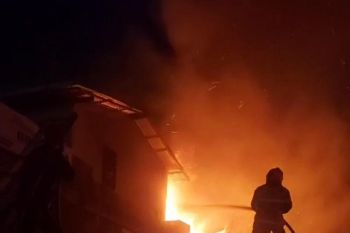 Dua rumah terbakar di Agam, seorang pemilik meninggal dunia (Video)