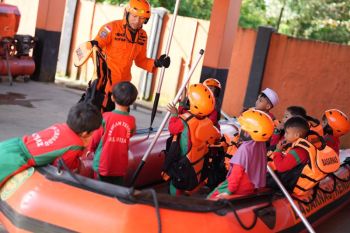 Basarnas Kendari latih pelajar cara kerja evakuasi tim SAR