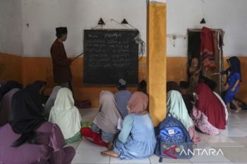 Murid madrasah belajar tanpa meja dan kursi di Pandeglang