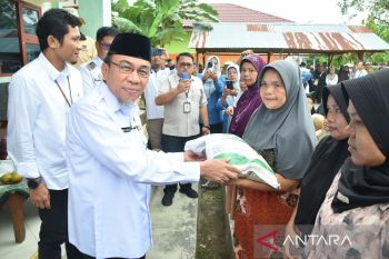 Wawako Maigus Nasir salurkan bantuan pangan untuk 1.120 KK