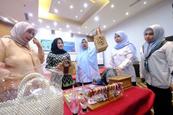 Pemkab Gowa melatih pelaku UMKM tingkatkan kualitas produk kerajinan