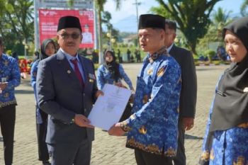 Pemkab Solok Selatan serahkan SK CPNS formasi 2024