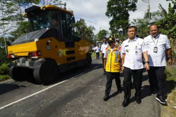Gubernur Jateng tinjau perbaikan jalan  Parakan-Patean