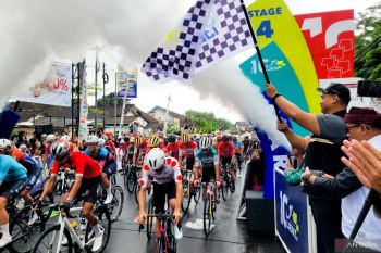Menpora Dito lepas balap sepeda etape terakhir TdBI di Banyuwangi
