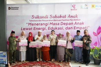 PLN Batam edukasi anti-perundungan dan salurkan bantuan komputer