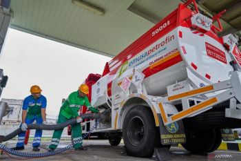 Mengantar Energi, Menjaga Asa di Ujung Batu