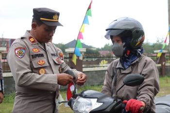 Polres Lingga bagikan ratusan bendera sambut HUT RI