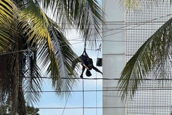Pekerja kebersihan tersengat listrik saat bekerja di Gedung Bank UOB Pekanbaru