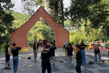 Praktisi memadukan gerakan yoga dan musik tradisional Sunda Tarawangsa
