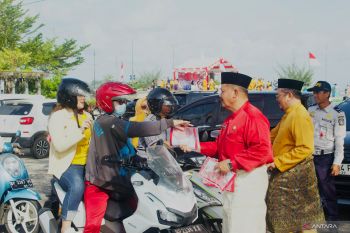 Pemprov Kepri bagikan 1.000 Bendera Merah Putih