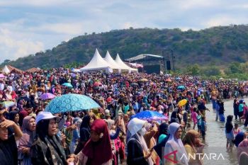 Puluhan ribu penonton hadiri babak final lomba sampan FSA 2025 di Bima