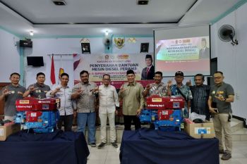 Anggota Komisi VII DPR beri bantuan mesin diesel nelayan Sidoarjo