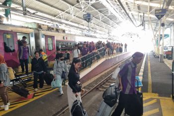 KA Argo Lawu Relasi Gambir-Solo Balapan kembali melintas dengan kecepatan terbatas