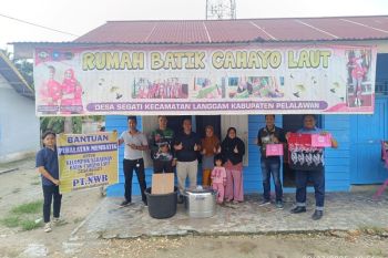 PT NWR Perkuat UMKM, Serahkan Bantuan Perlengkapan untuk Batik Cahayo Laut