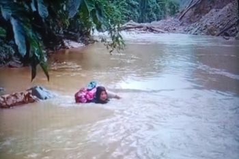 Seorang bidan nekat bertaruh nyawa arungi sungai demi obati pasien di Pasaman
