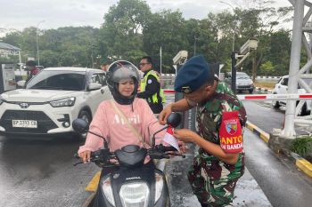 Lanud Hang Nadim dan Avsec bagikan bendera ke masyarakat tumbuhkan nasionalisme