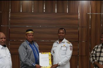 Pemprov Papua Selatan serahkan bantuan keuangan untuk partai politik