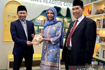 Australian minister gifts books for Istiqlal Mosque library
