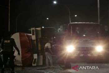 Truk tetes tebu terguling di Kota Malang, empat orang terluka