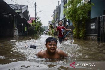 Banjir akibat hujan deras di Tangerang Selatan