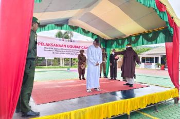 Kejari Aceh Jaya eksekusi cambuk empat terpidana judi online