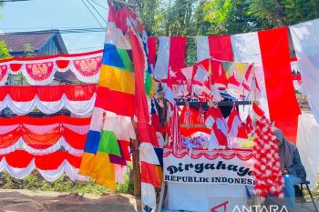 Pedagang musiman bendera mulai menjamur di Palu jelang HUT RI