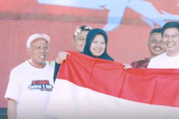 Pemkab Purwakarta bagi-bagi bendera merah putih kepada masyarakat hingga ke desa