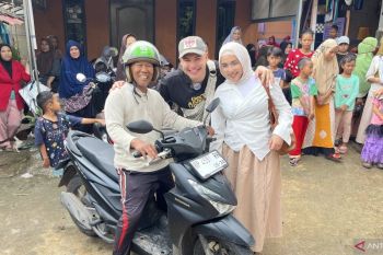 Pemengaruh Singapura, Kai Emilio berikan motor baru pada seorang pengemudi ojol di Batam